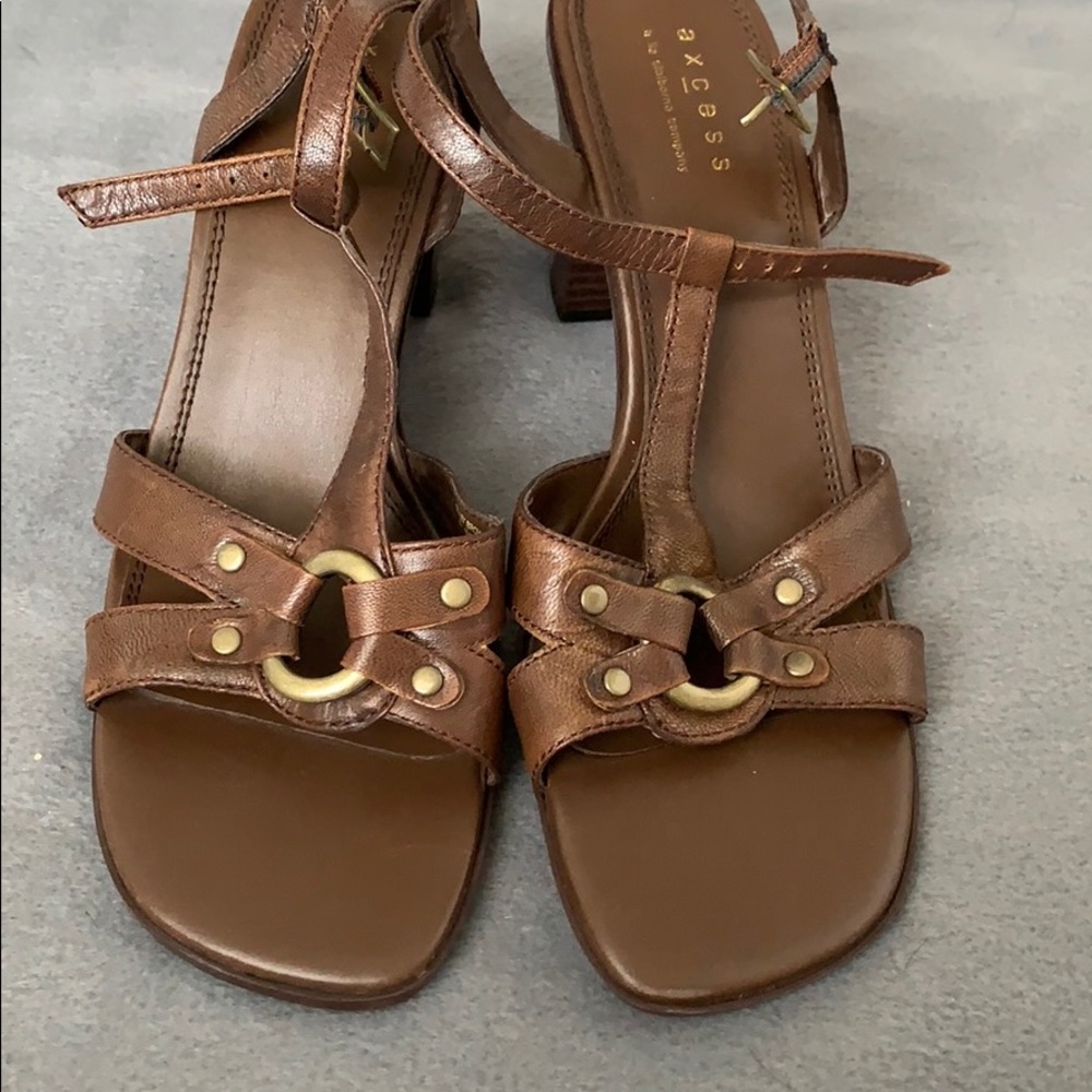 Axcess brown scrappy heels size 8.5